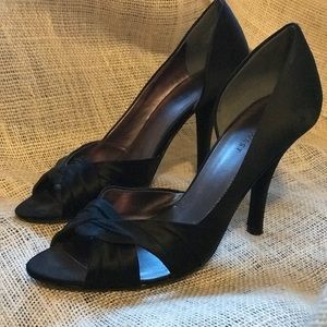 Black Peep Toe Satin Nine West Pump!